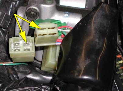 Accessory power lead slot