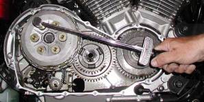 Deflector style torque wrench