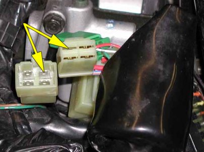 Accessory power lead slot