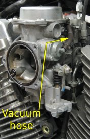 Carburetor w/ vacuum hose